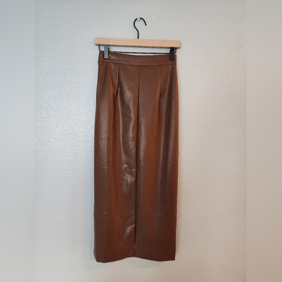 Commense Quiet Luxury Faux Leather Slit Midi Skirt - Picture 10 of 10